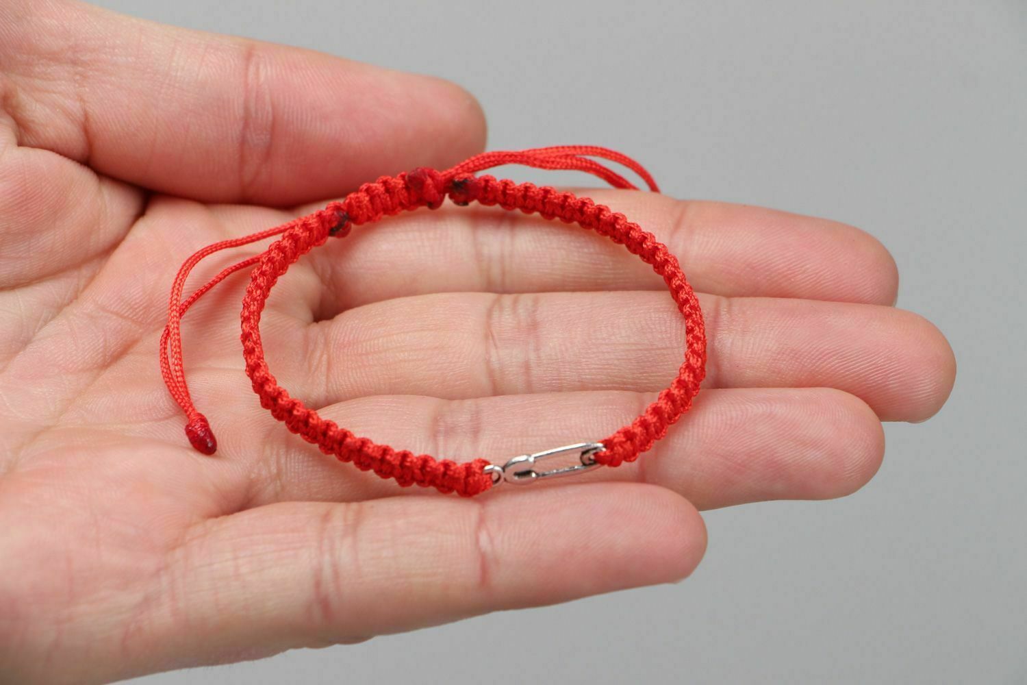 Узелковые обереги из ниток своими руками | Bracelet knots, String bracelet, Red string bracelet