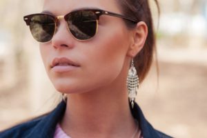 девушка в очках Ray Ban