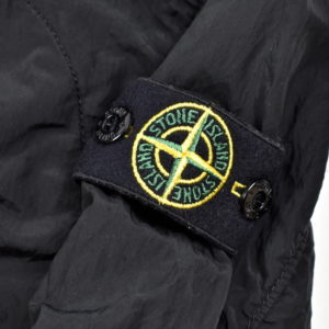 Нашивка Stone Island.